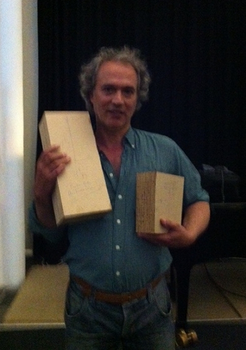J.P. met twee orgelboeken waarop zijn composities voor kermis- en draaiorgels.